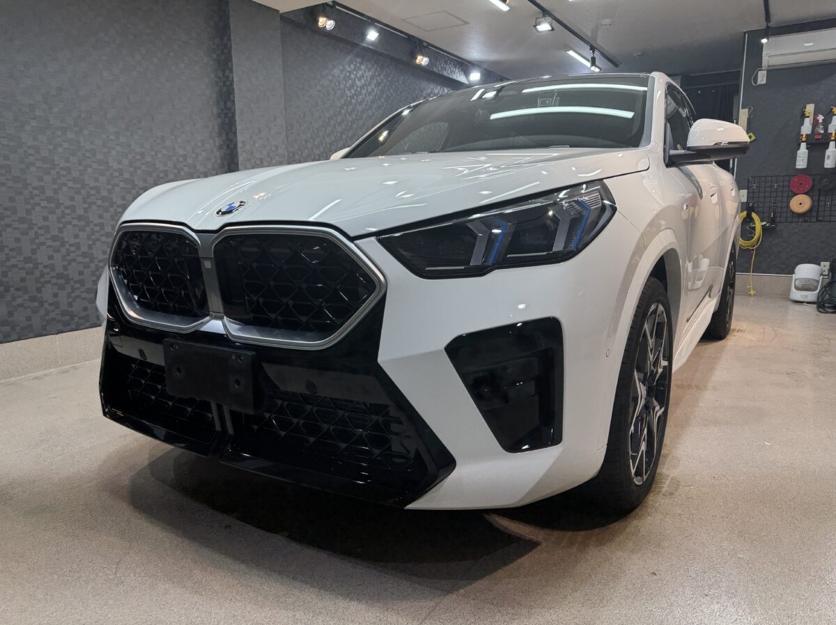 新型 BMW X2（パールホワイト）｜Mr.Polish Protect＋シートコーティング＋窓ガラス撥水加工＋パノラマルーフ撥水加工 ／ 神奈川県横浜市泉区K様より