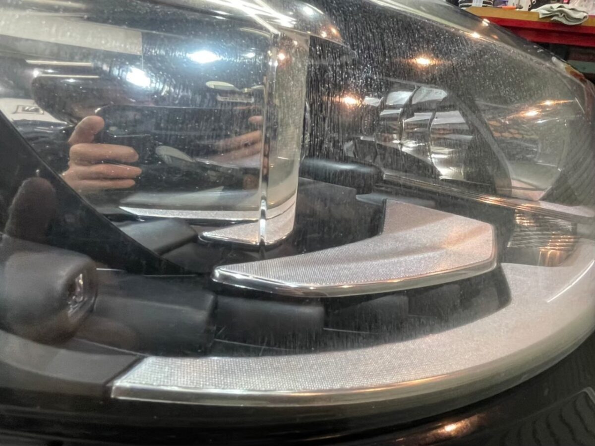 重度のクラックを徹底除去!WAGEN TIGUAN のヘッドライト研磨+スチーマー+プロテクションフィルム施工車事例 / 神奈川県横浜市泉区S様