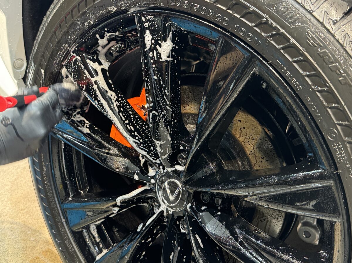 新車時でも手を抜かない徹底された下地処理