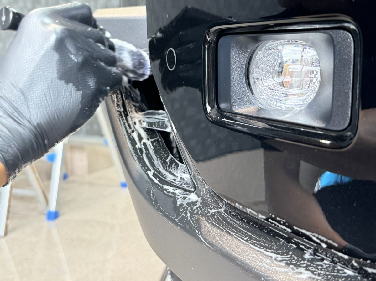 新車時の微細な汚れも見逃さない下地処理
