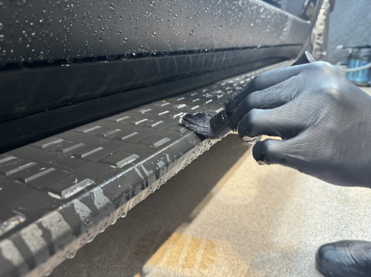 新車時の微細な汚れも見逃さない下地処理