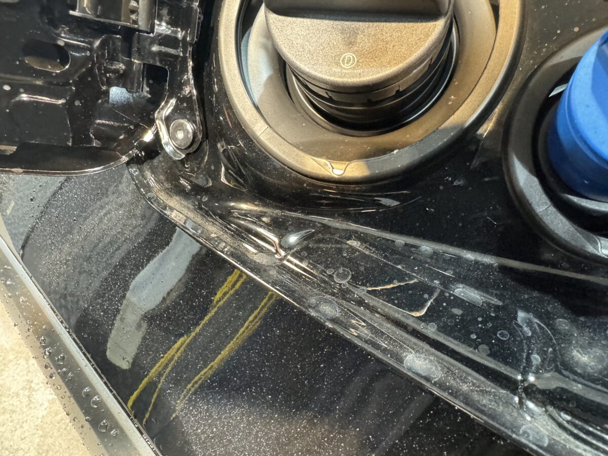 新車時の微細な汚れも見逃さない下地処理