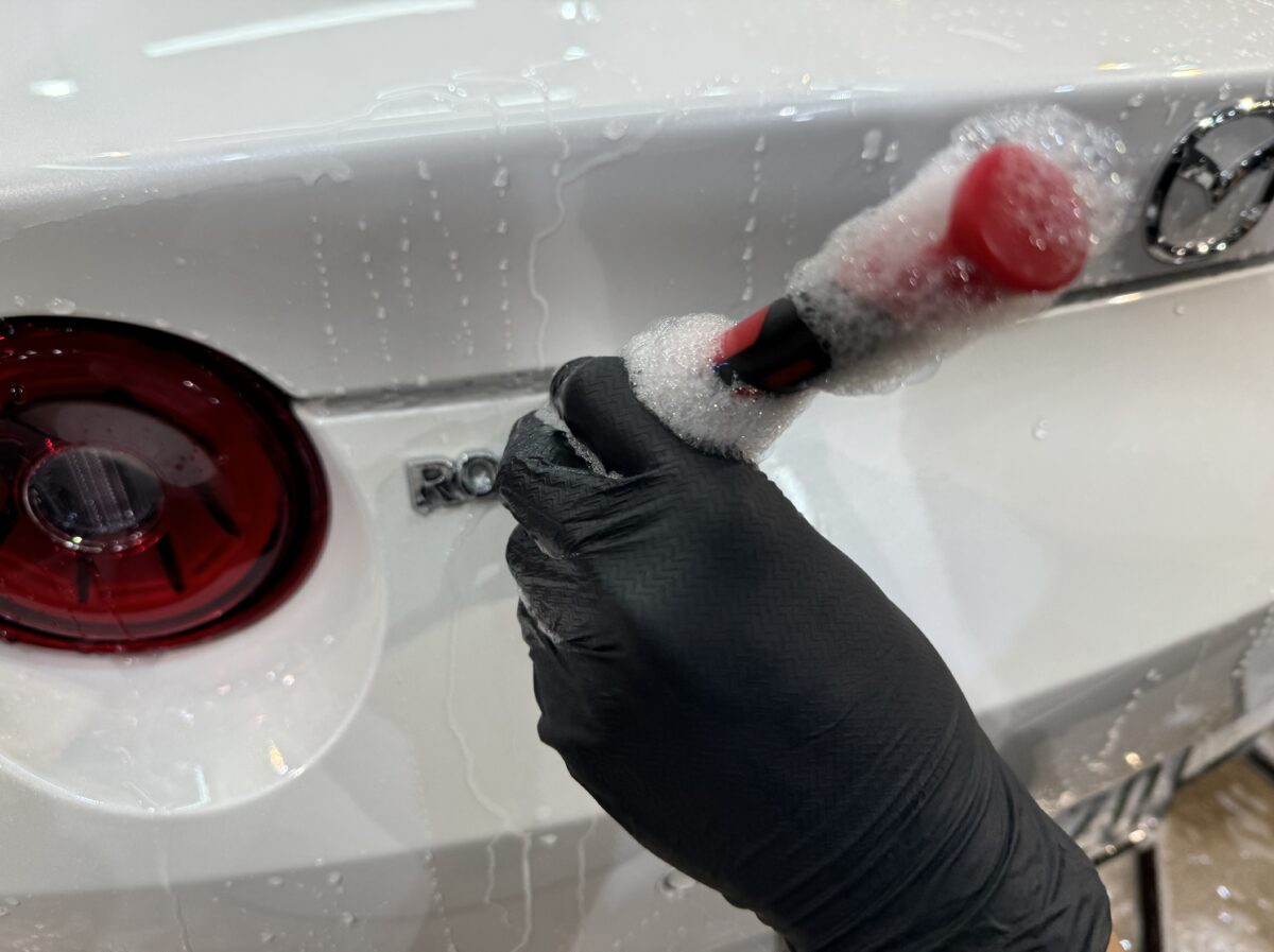 新車以上の仕上がりを約束する細部洗浄