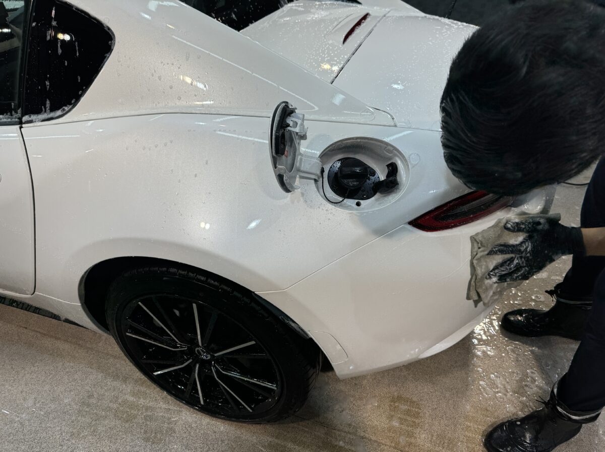 新車以上の仕上がりを約束する細部洗浄