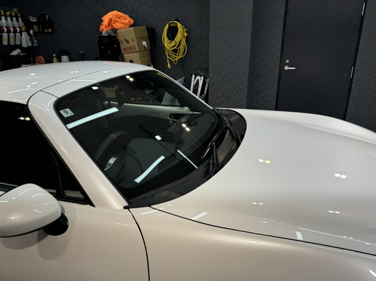 新型車マツダ ロードスターのガラスコーティング施工が完了