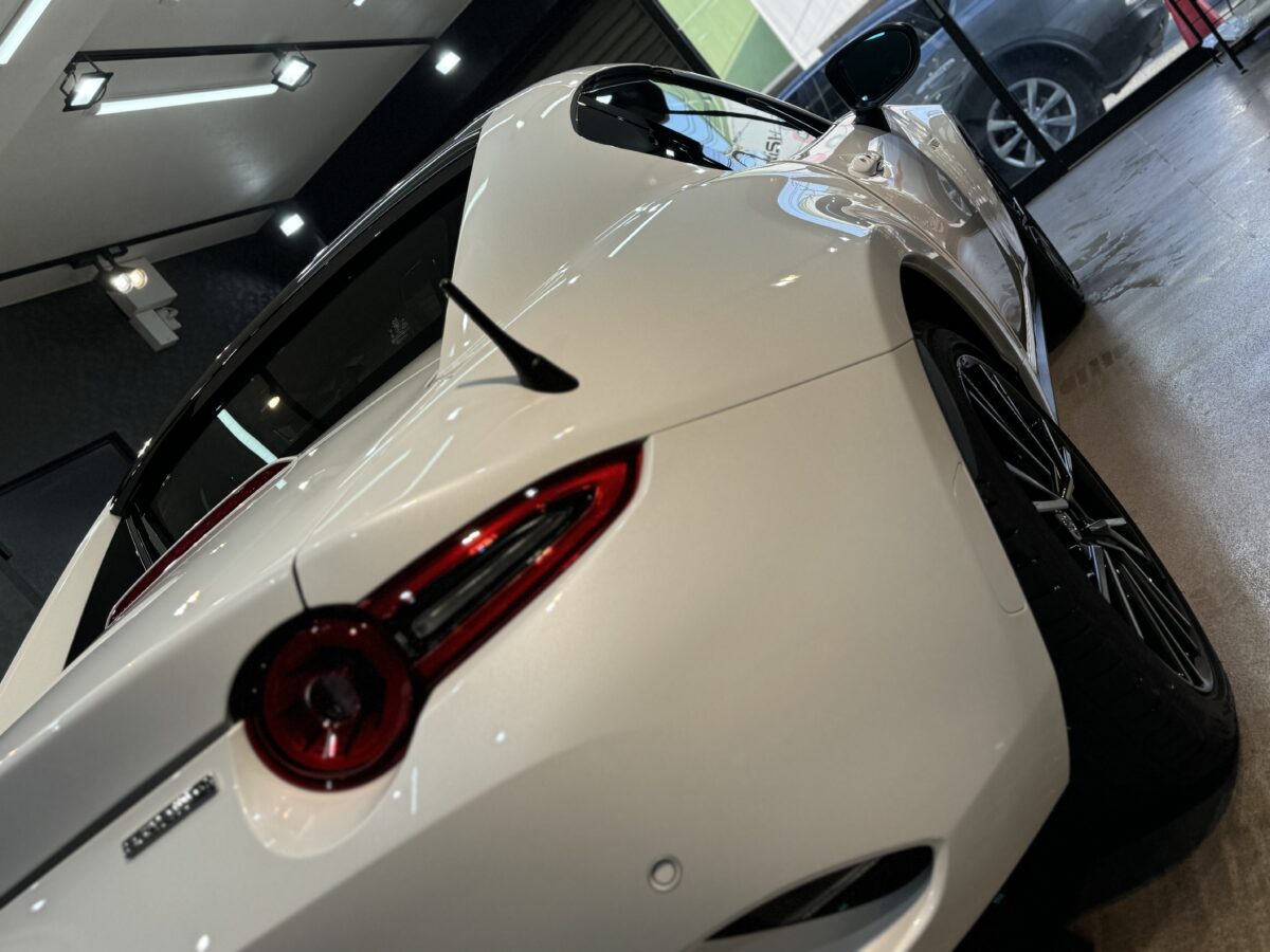 新型車マツダ ロードスターのガラスコーティング施工が完了