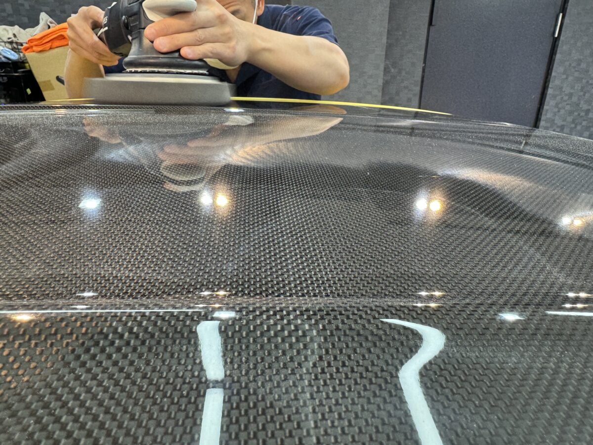 マット塗装以外の部分の研磨作業
