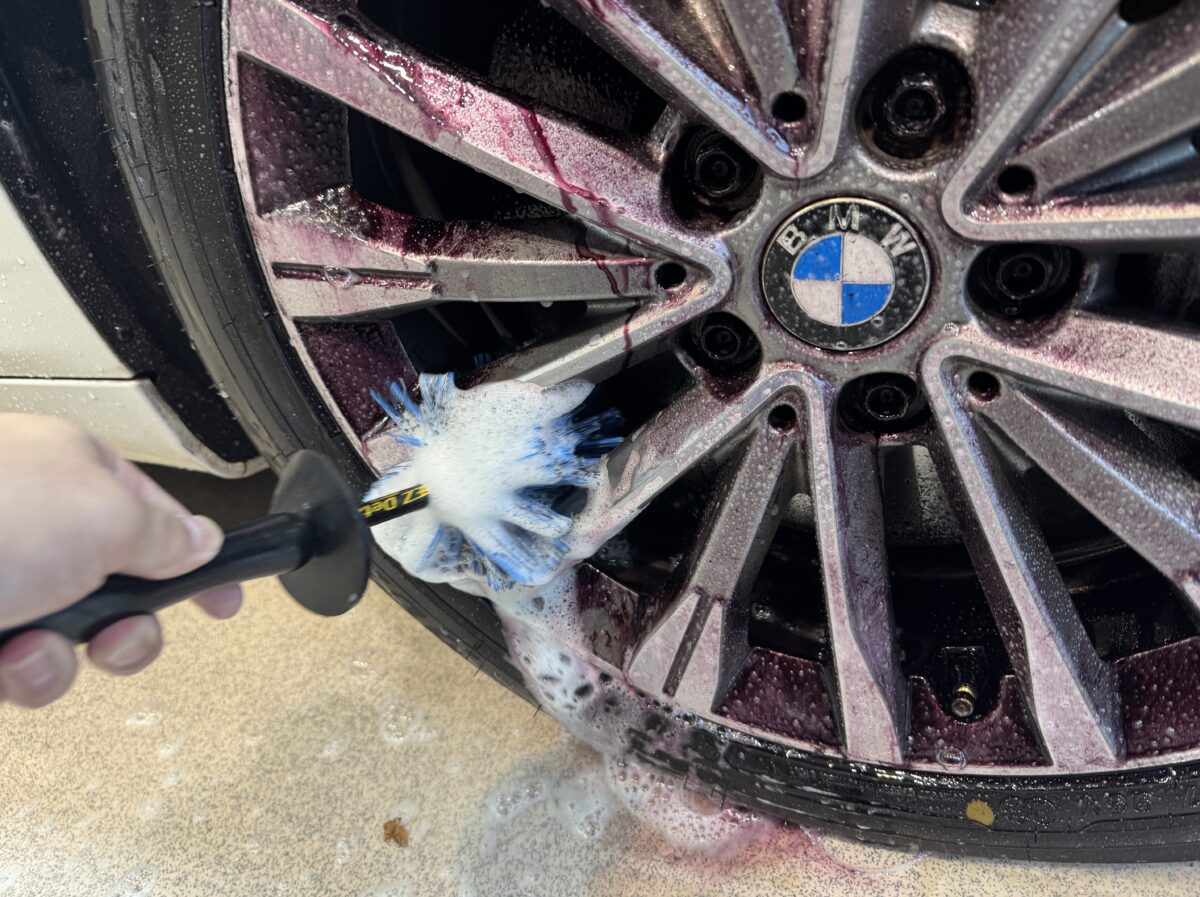 中古車でも新車時の状態に戻す細部洗浄