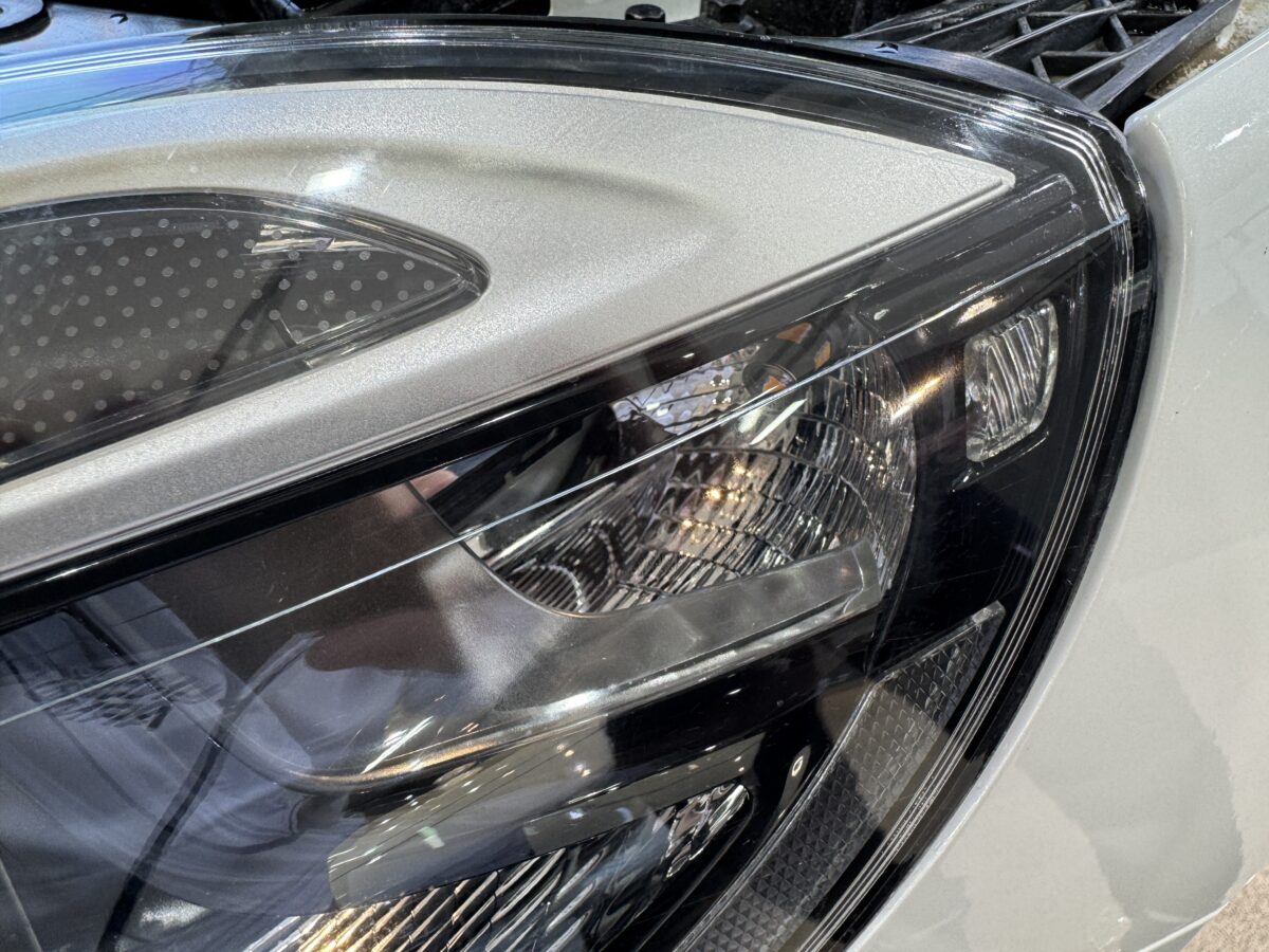 VOLVO V40のヘッドライトリペアが完了