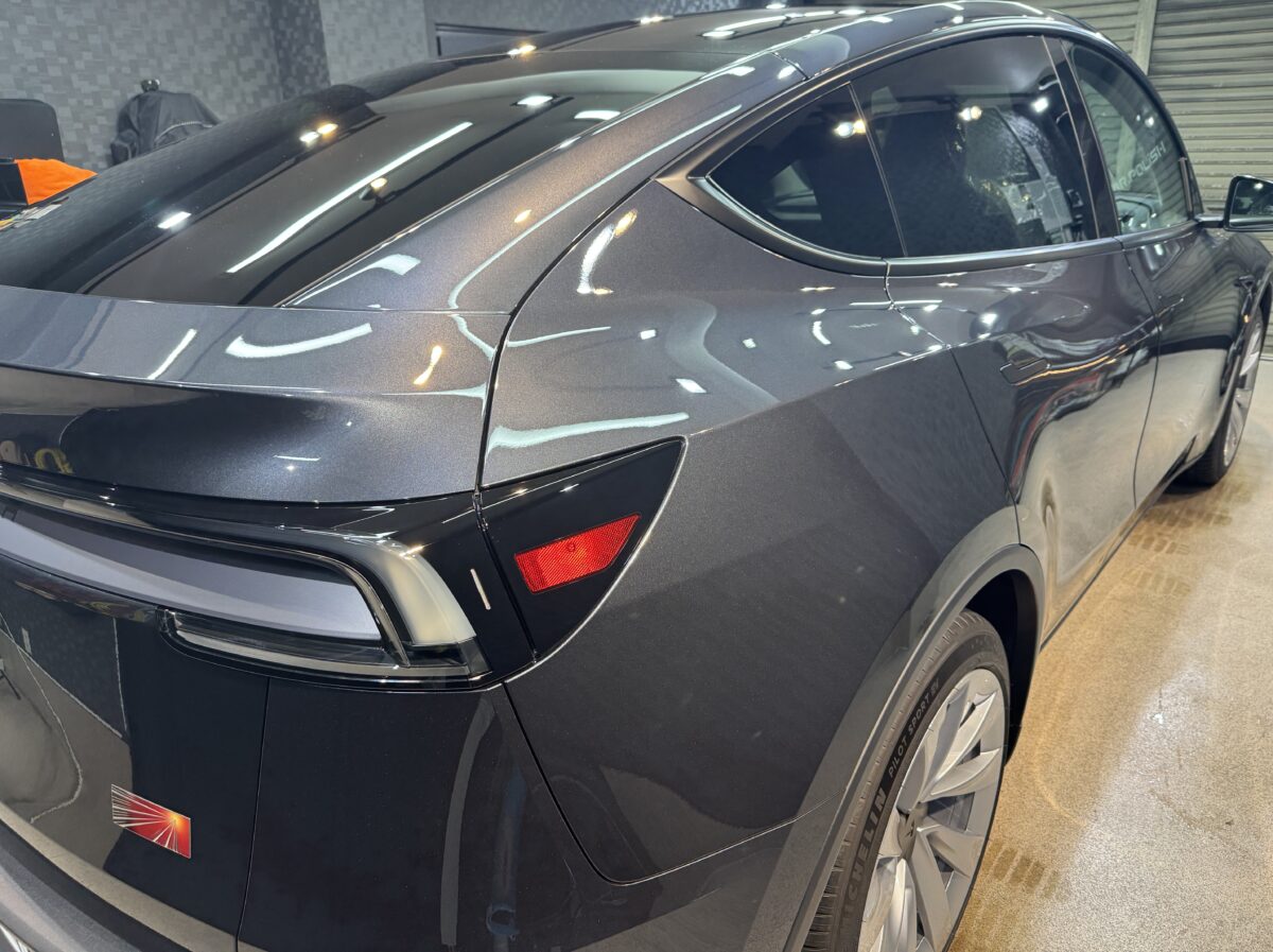 テスラ モデルY ジュニパーのガラスコーティング施工が完了
