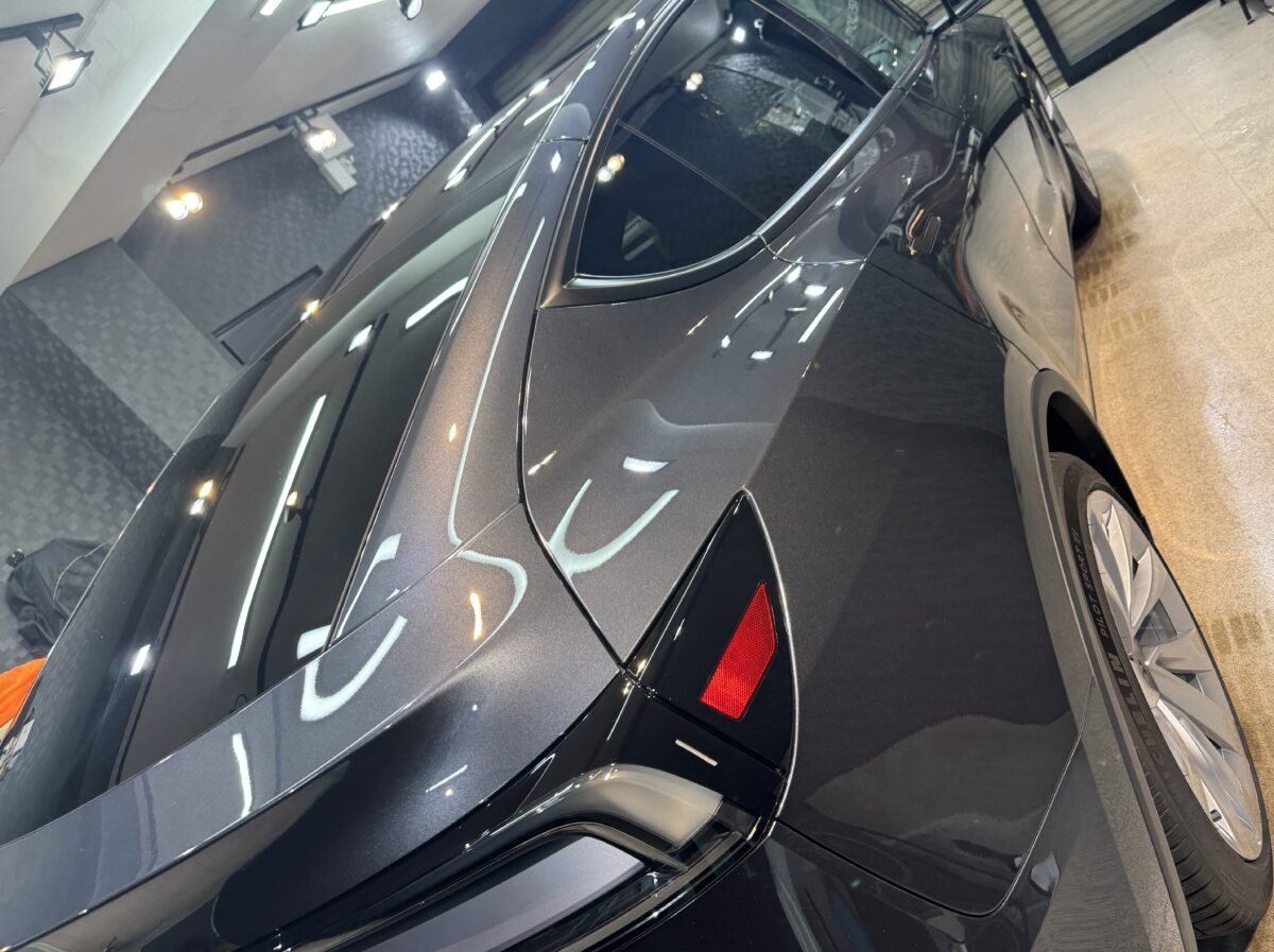 テスラ モデルY ジュニパーのガラスコーティング施工が完了