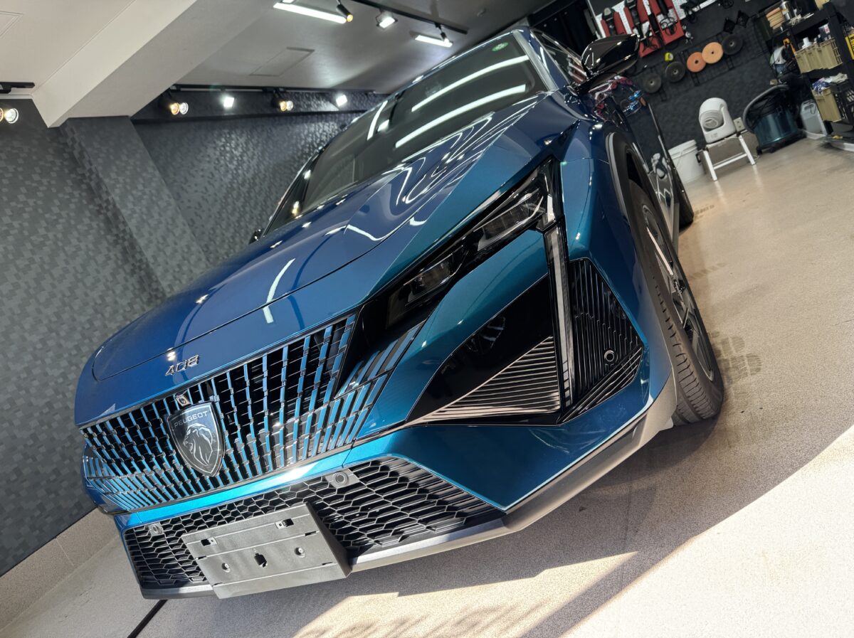 プジョー308へガラスコーティングの施工が完了