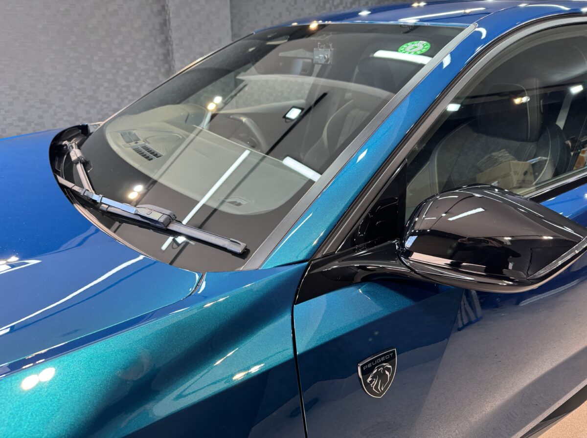 プジョー308へガラスコーティングの施工が完了