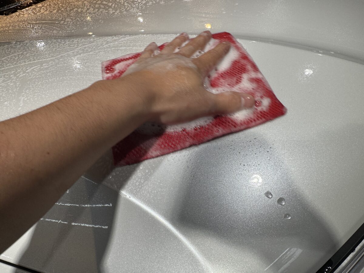 紫反応系の鉄粉除去剤と低負荷メディアで異物を除去。微細な白濁・輪ジミは酸性ケミカル**「デポクリア」**で軽くリフトし、透明感の土台を作ります。