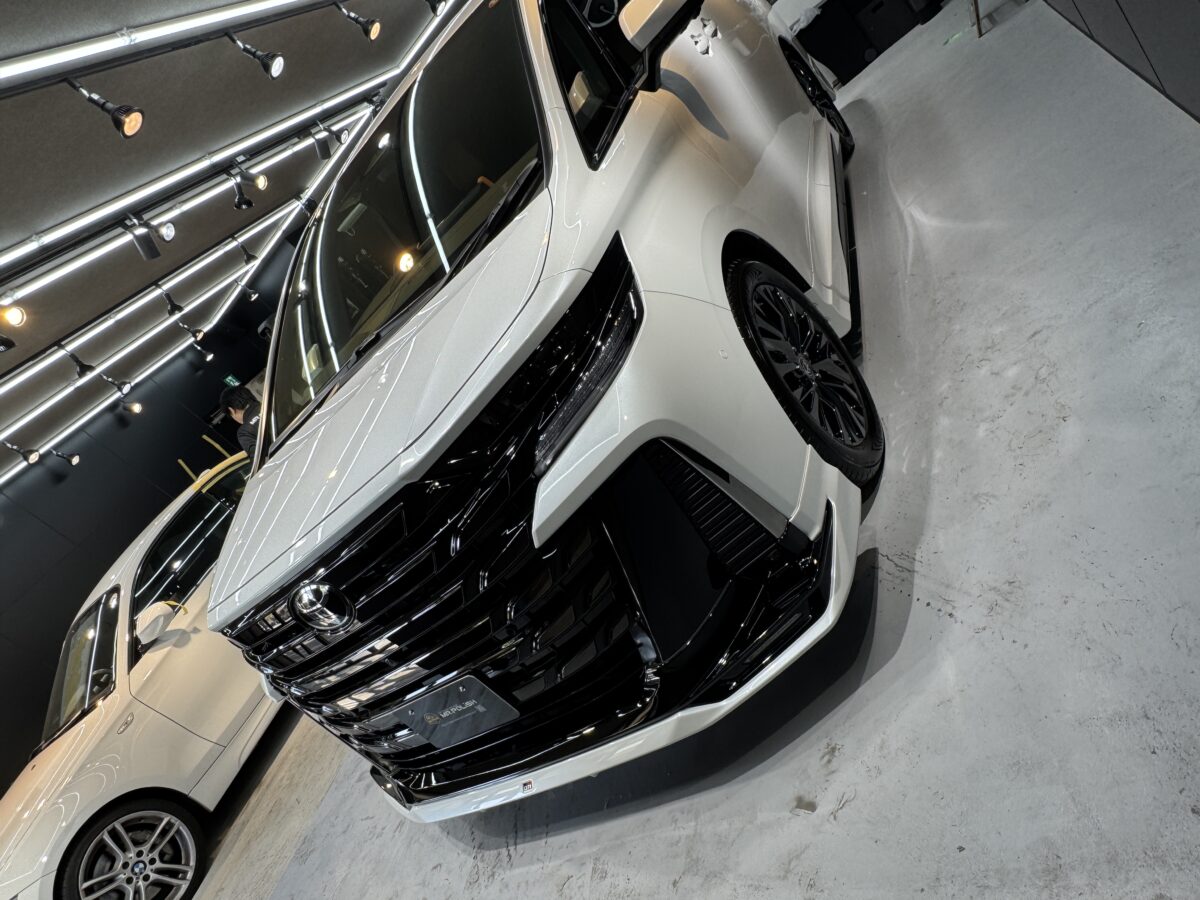 新型トヨタ 40ヴェルファイアへセラミックコーティング二層の施工が完了