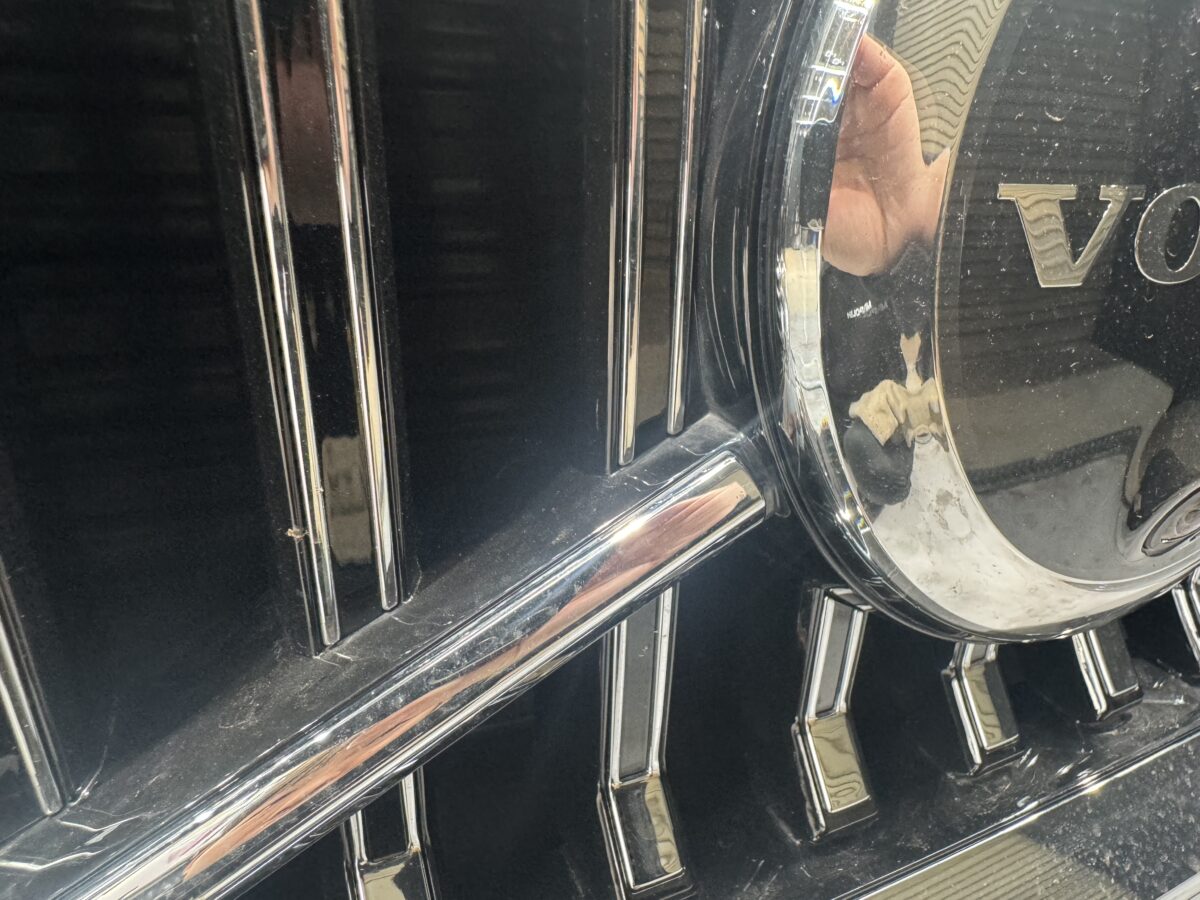 VOLVO XC40 コーティング前の下地処理工程