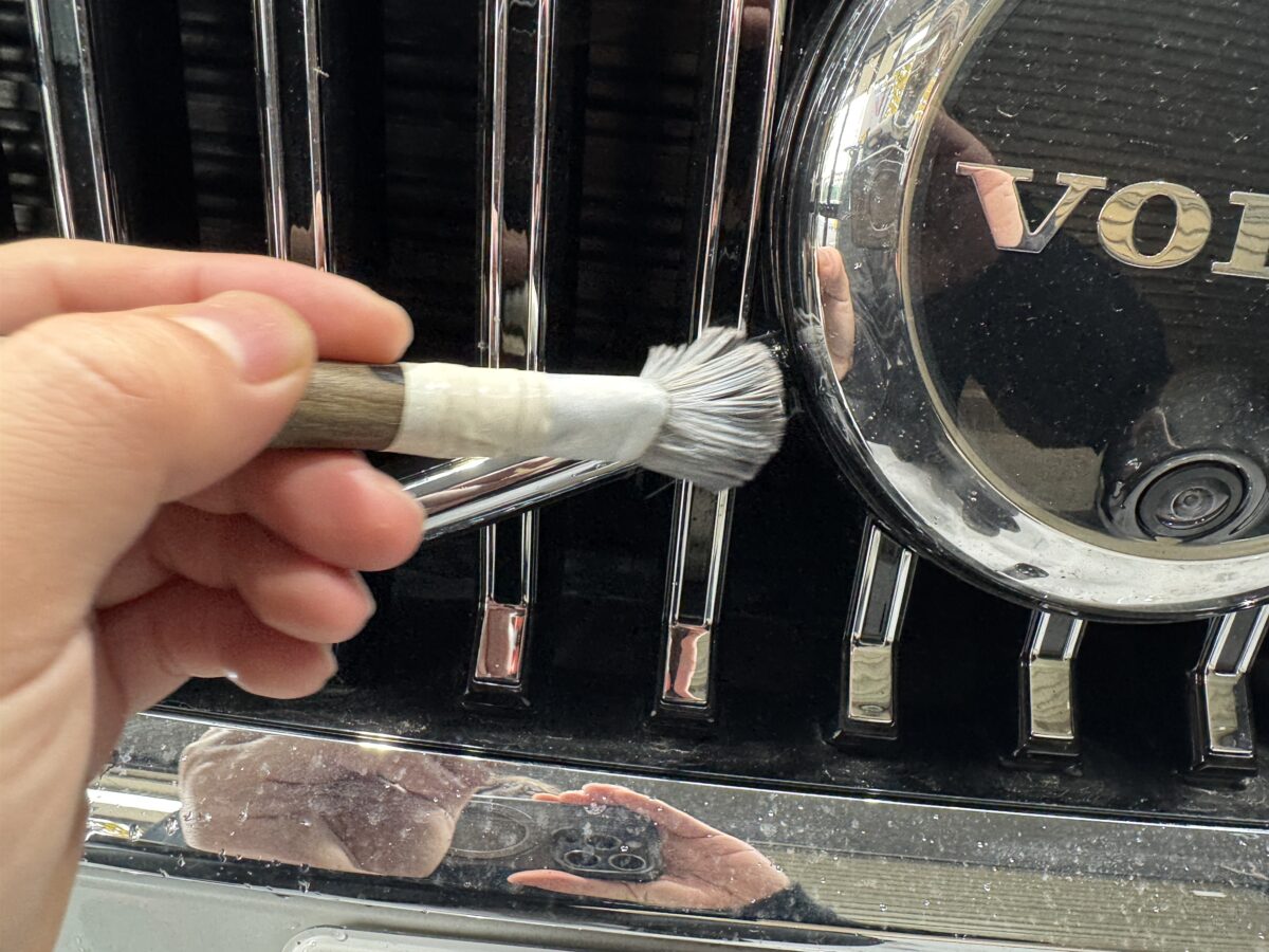 VOLVO XC40 コーティング前の下地処理工程