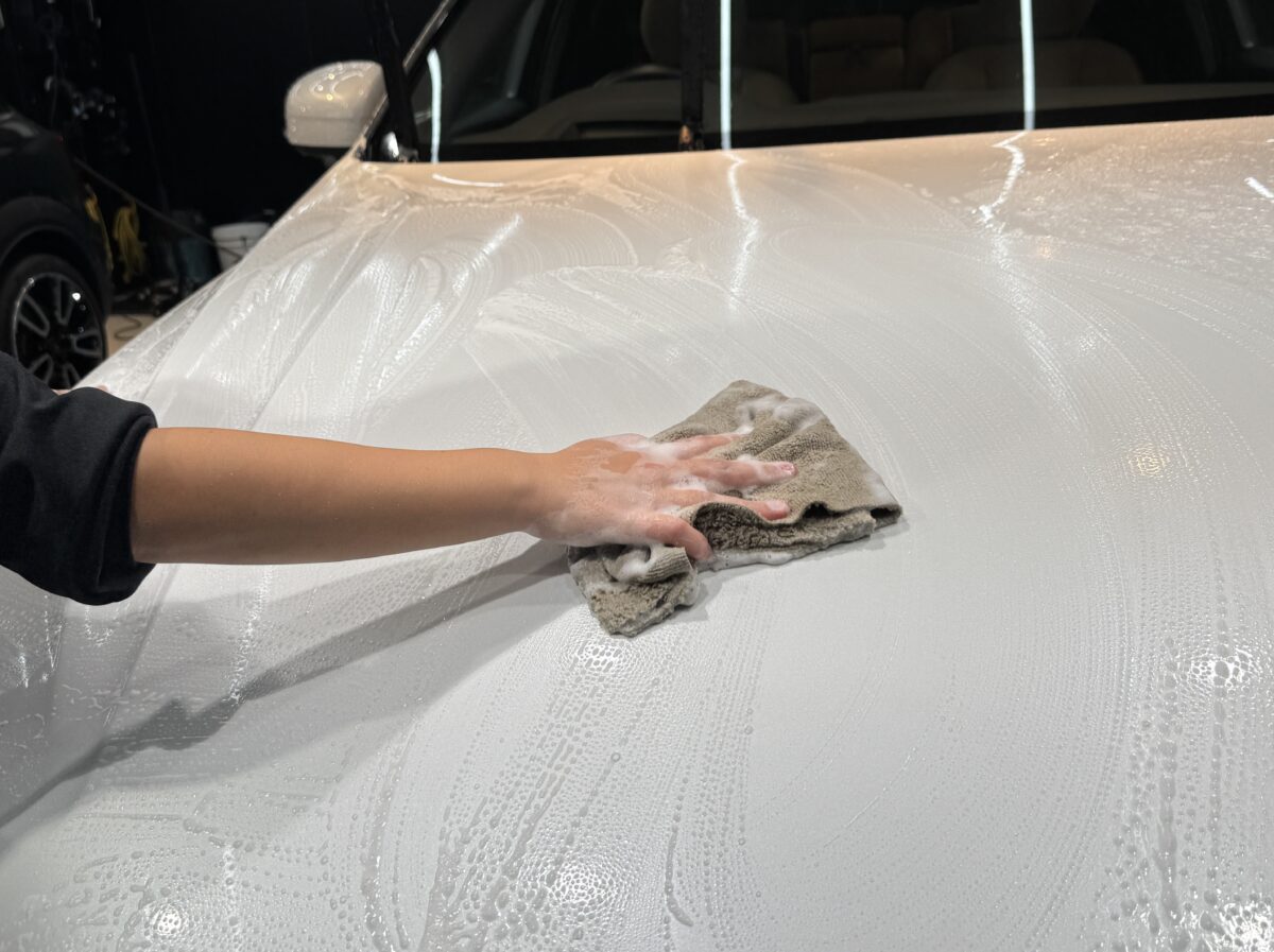 VOLVO XC40 コーティング前の下地処理工程