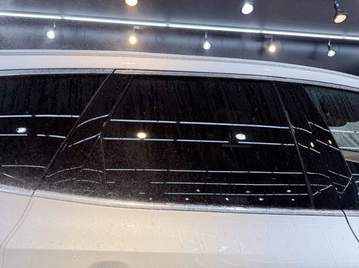 窓ガラス撥水加工施工（XC40）