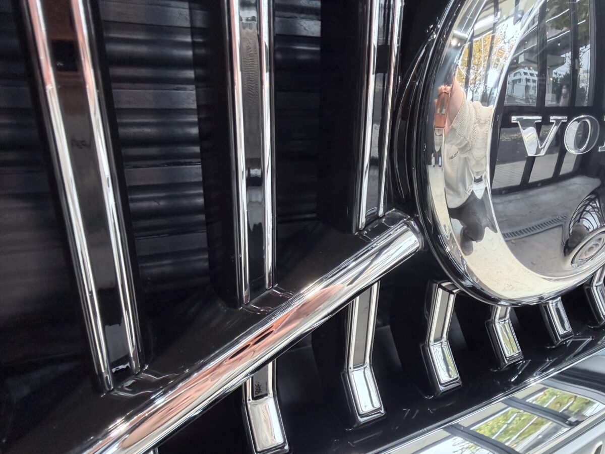 VOLVO XC40 コーティング前の下地処理工程