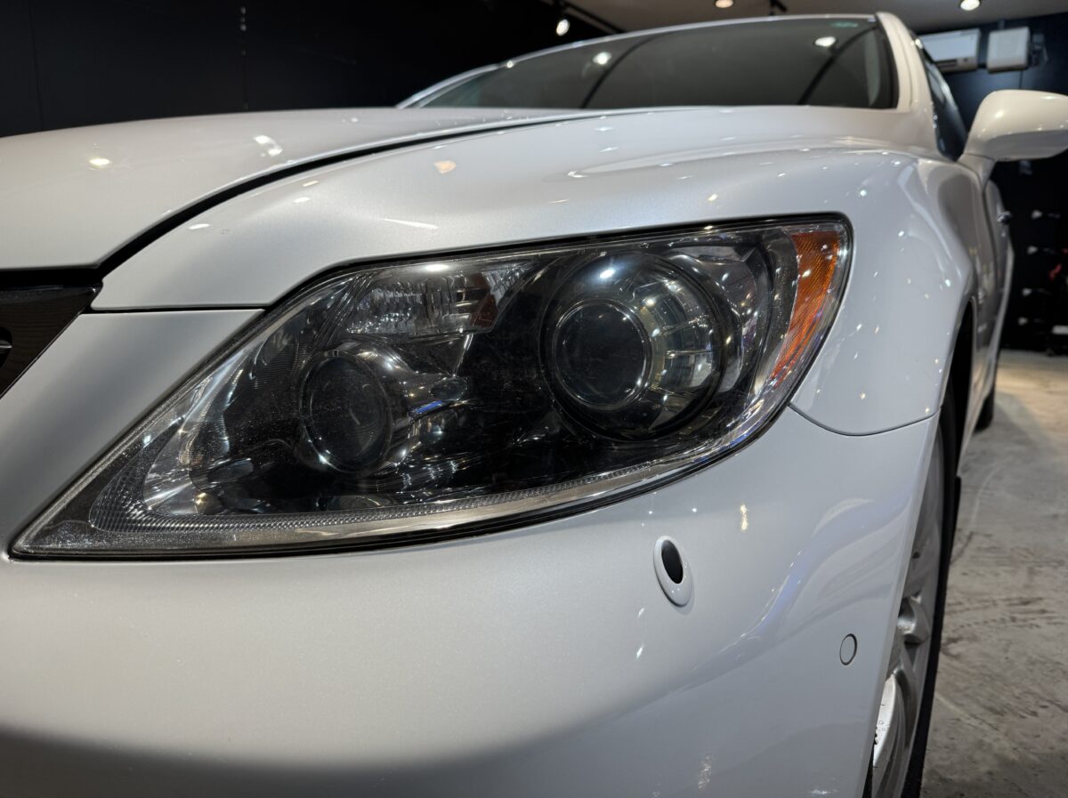 ヘッドライト研磨と専用コーティングの施工