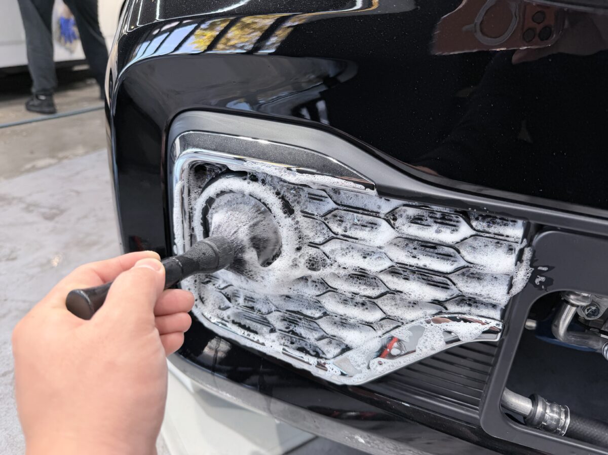 新型N-BOXの下地処理と細部洗浄