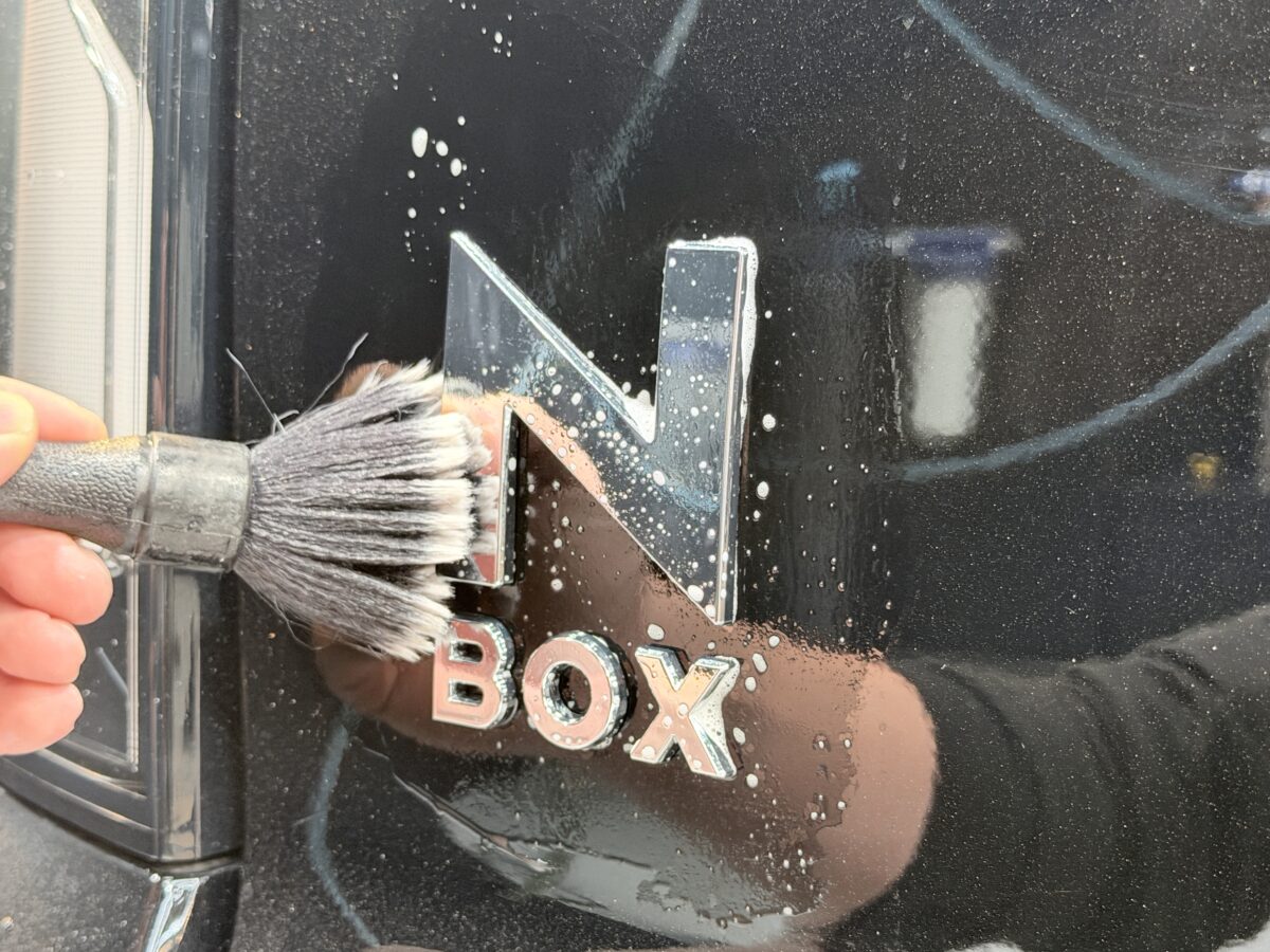 新型N-BOXの下地処理と細部洗浄