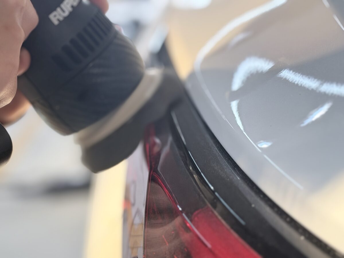 新車でも行う研磨作業