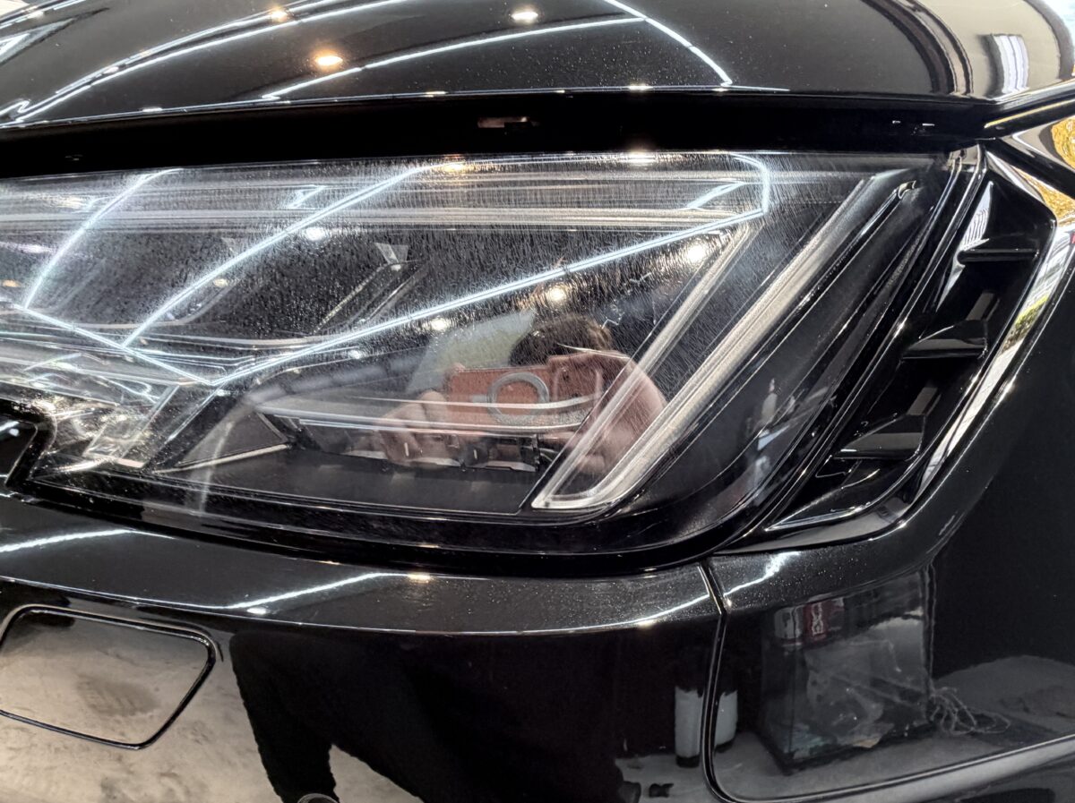 輸入車特有のヘッドライトクラックは、国産車と比較して劣化が進行しているケースも多く、一般的な研磨のみでは改善が難しい場合があります。

ミスターポリッシュでは、ヘッドライトの劣化状態をしっかり確認した上で

・ヘッドライト研磨
・ヘッドライトスチーマー
・ヘッドライトプロテクションフィルム

など、状態に合わせた最適な施工方法をご提案しております。

ヘッドライトの黄ばみや白濁、クラックなどでお悩みの方はお気軽にご相談ください。

輸入車特有のクラック除去は是非当店にお任せください。