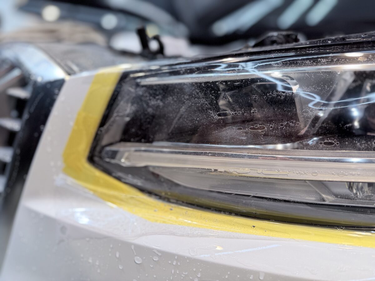 STEP3 ｜ ヘッドライトプロテクションフィルム施工