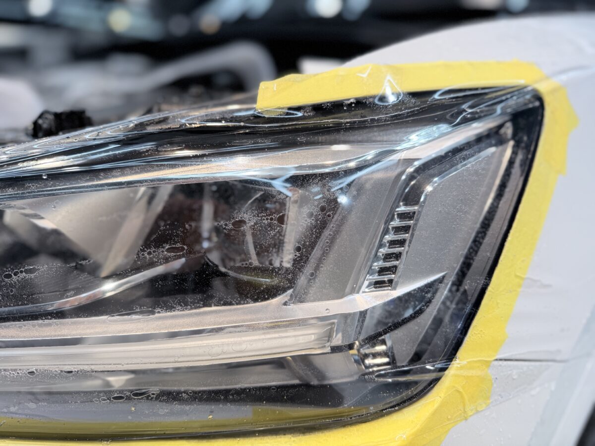 STEP3 ｜ ヘッドライトプロテクションフィルム施工