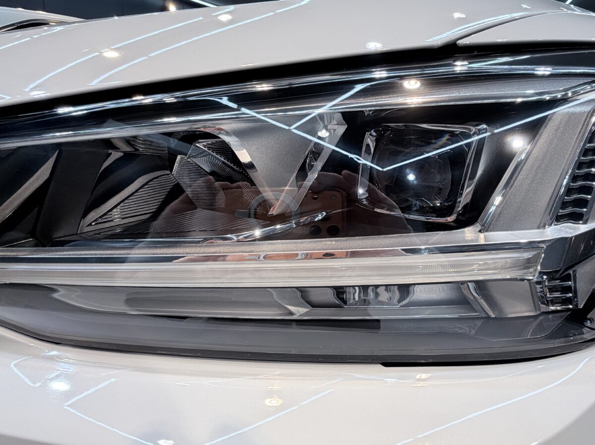 STEP3 ｜ ヘッドライトプロテクションフィルム施工