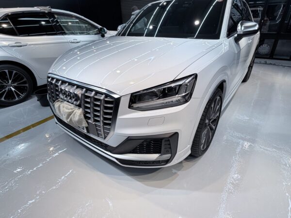 アウディ SQ2 ヘッドライトのクラック除去 ＋ スチーマー ＋ プロテクションフィルムW施工 ／ 東京都八王子市S様