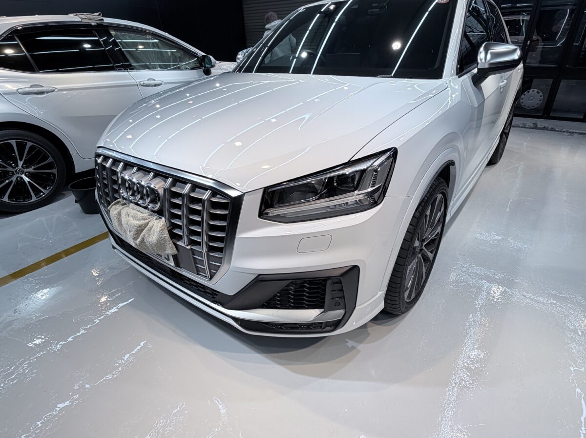 アウディ SQ2 ヘッドライトのクラック除去 ＋ スチーマー ＋ プロテクションフィルムW施工 ／ 東京都八王子市S様