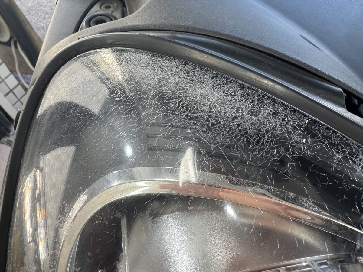 ヘッドライトのクリア剥がれを放置するとどうなる？