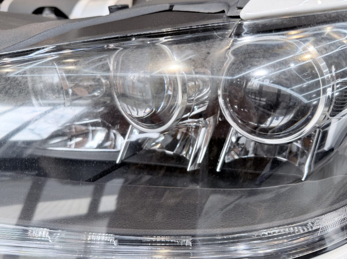 ヘッドライトのクリア剥がれの原因
