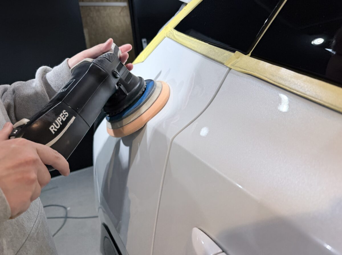 日産アリアの研磨作業