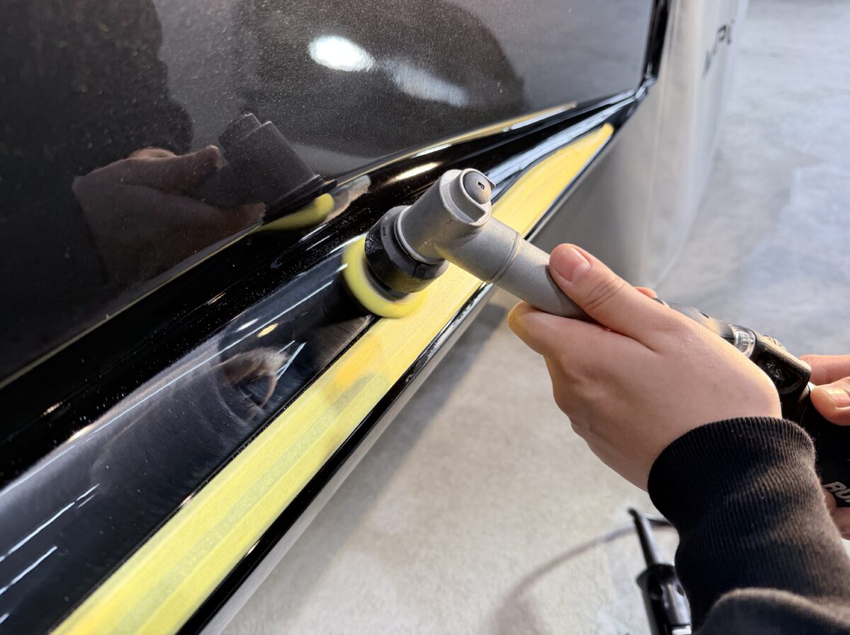 日産エクストレイルの研磨作業