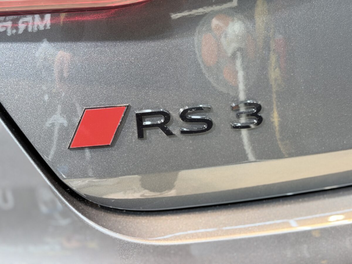 AUDI RS3とT様の背景