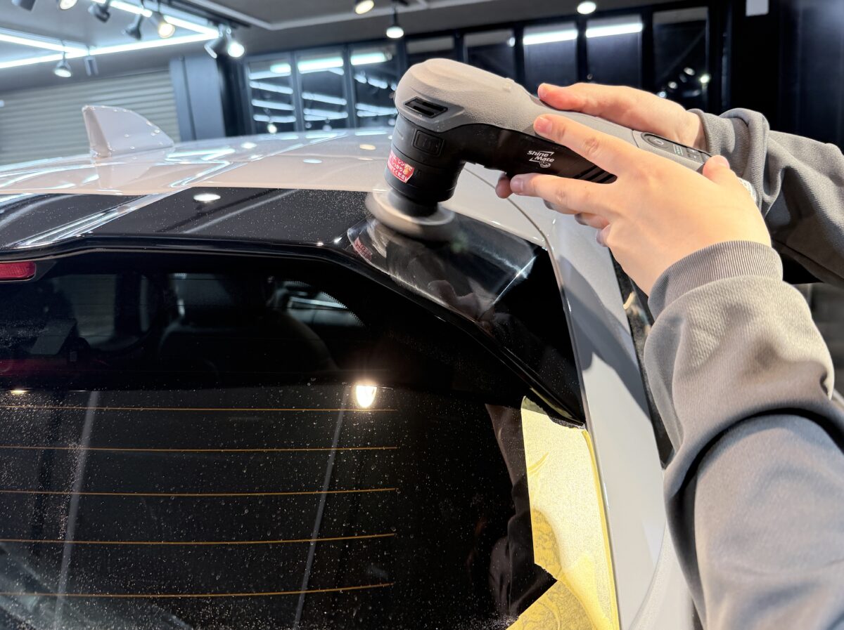 新車 ノートオーラの研磨作業