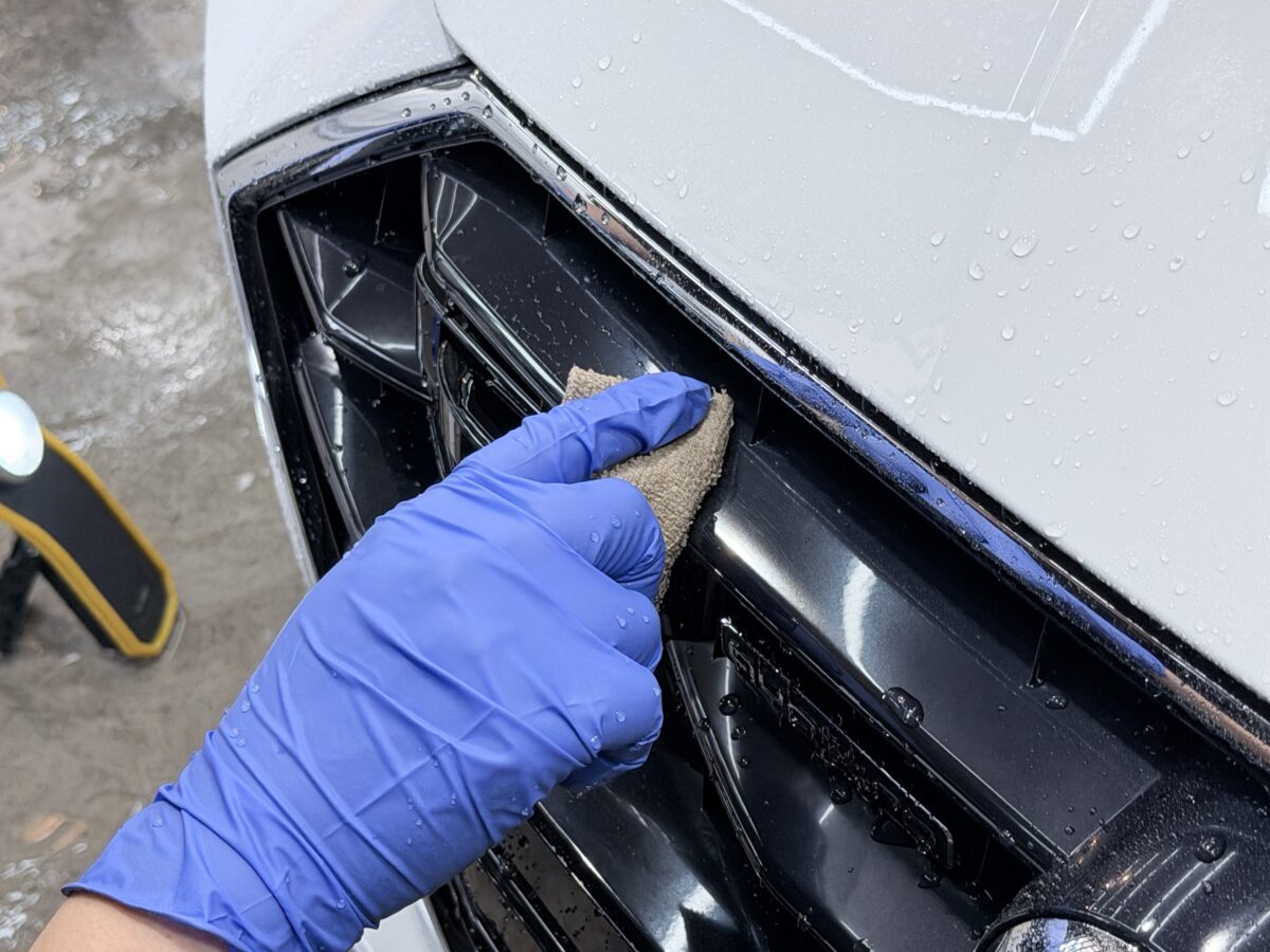 AUDI A7への細部洗浄の様子