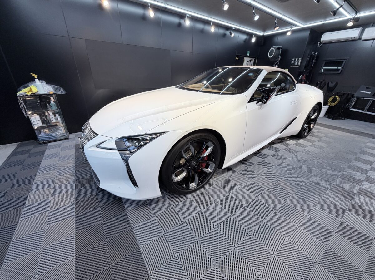 LEXUS LC500へのセラミックコーティング二層の施工完了|一緒に眺めた瞬間