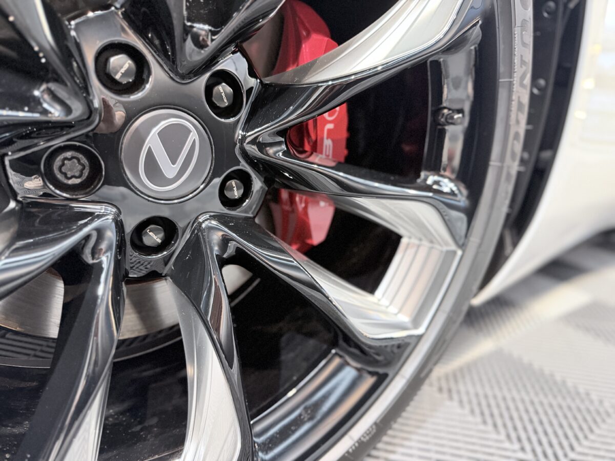 LEXUS LC500へのセラミックコーティング二層の施工完了|一緒に眺めた瞬間