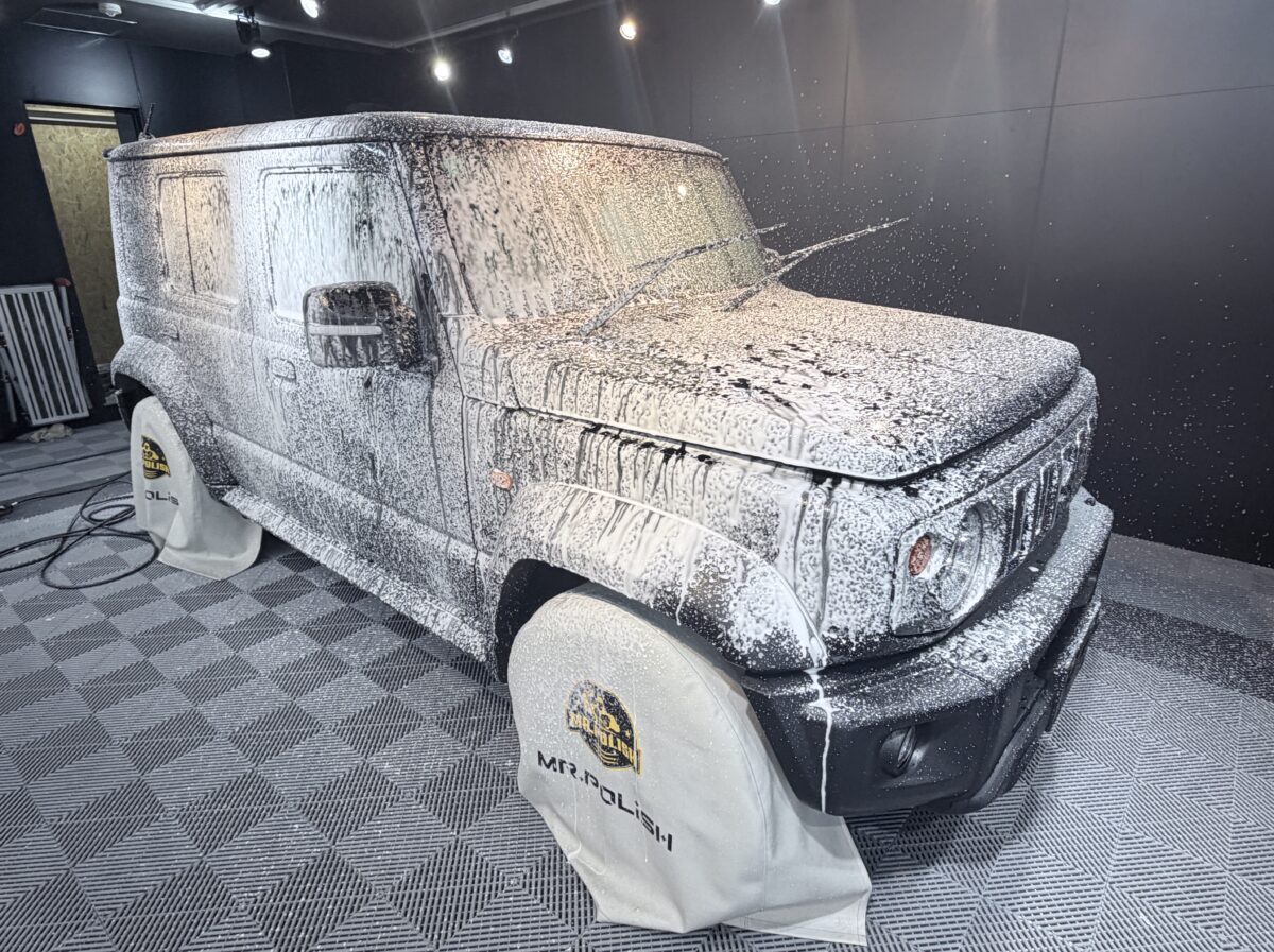 純水洗車と脱脂作業