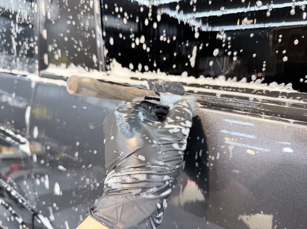 デリカ D5の細部洗浄と鉄粉除去作業