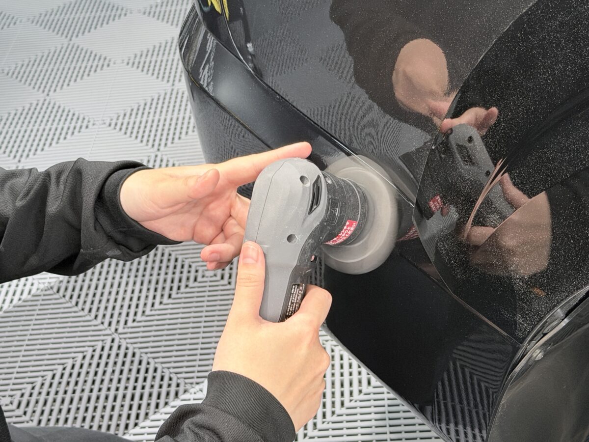 デリカ D5 研磨作業