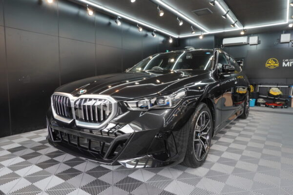 新車BMW 5シリーズ｜servFaces二層 セラミックコーティング施工事例 ／ 埼玉県春日部市A様