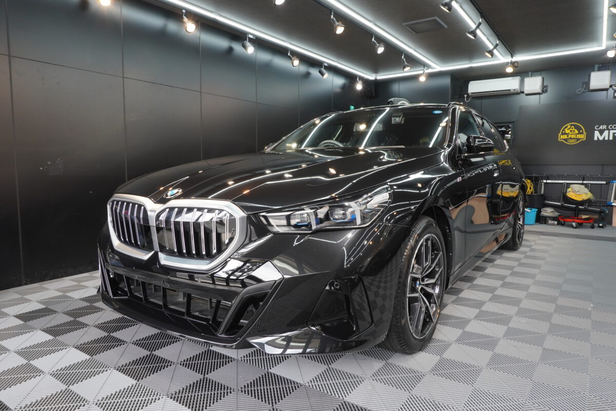 新車BMW 5シリーズ｜servFaces二層 セラミックコーティング施工事例 ／ 埼玉県春日部市A様