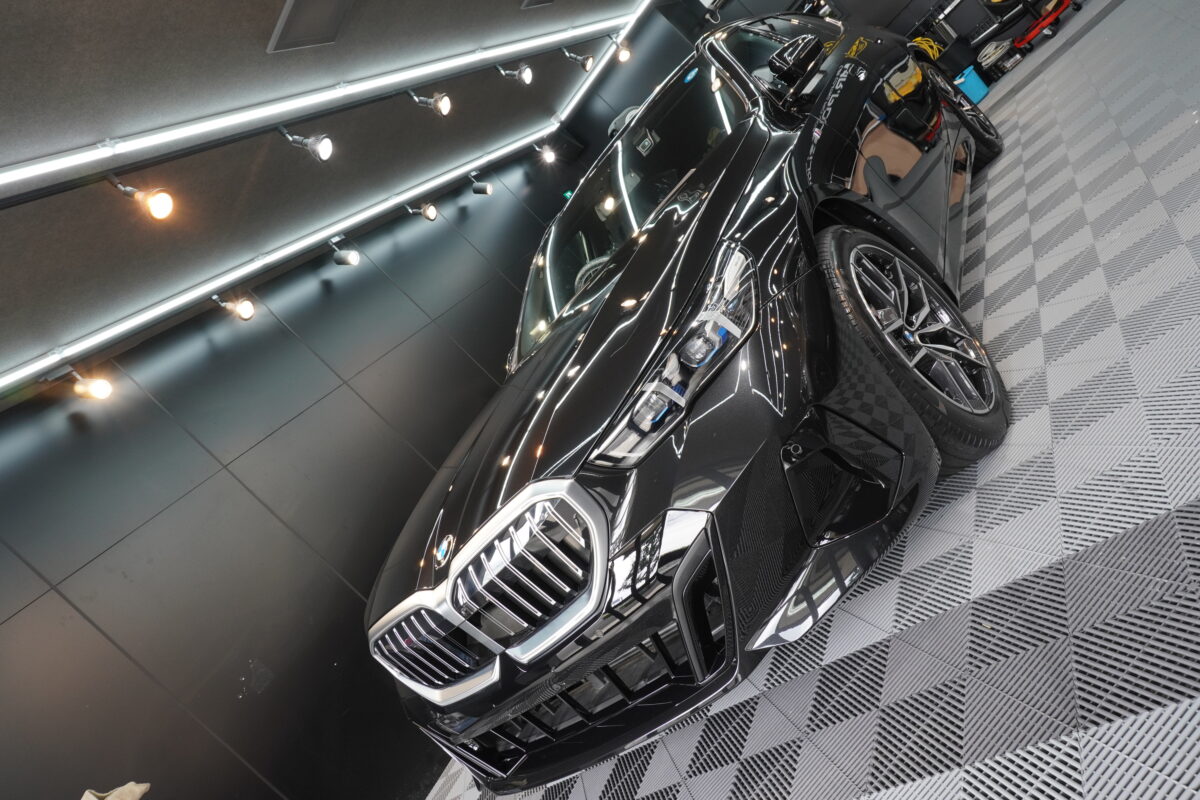 BMW5シリーズへセラミックコーティング二層 servFaces施工が完了