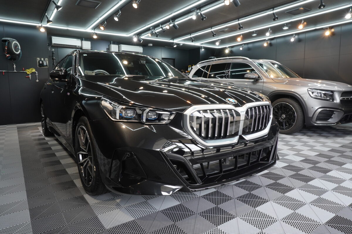 BMW5シリーズへセラミックコーティング二層 servFaces施工が完了